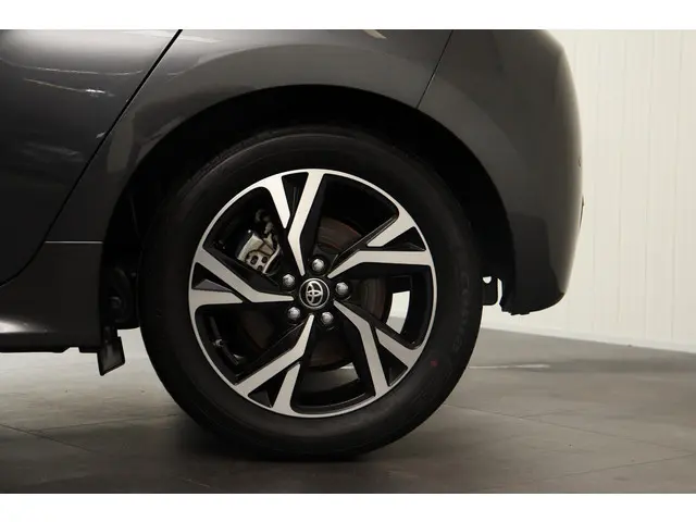 Toyota Yaris 1.5 Hybrid 115 First Edition Limited Parkeersensoren, Stoelverwarming, Apple Carplay /...