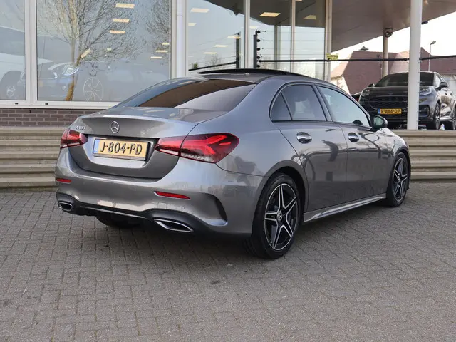 Mercedes-Benz A-klasse 180 AUT. AMG SPORT + PANORAMA | MBUX | SFEERVERL. | CAMERA | MEMORY | STOELVE...