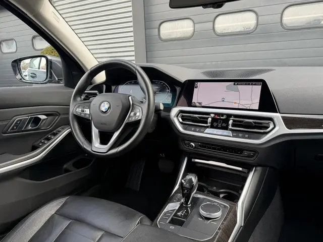 BMW 3-serie 330e | 360* Camera | Navigatie | Lederen Bekleding | DAB | Trekhaak |