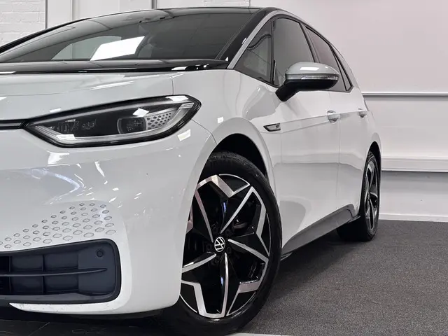 Volkswagen ID.3 First Plus 58 kWh | SOH 89% | Trekhaak | NL-Auto