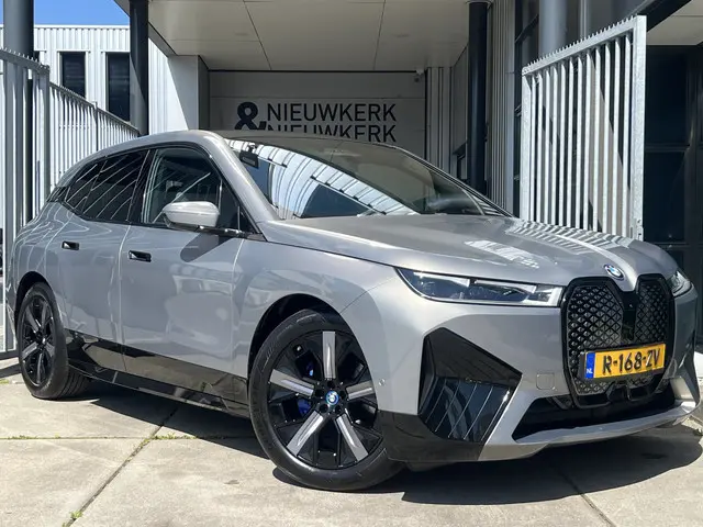 BMW iX xDrive40 High Executive 77 kWh | SOH 98% | VOL! | PANORAMADAK | LEDER | HEAD-UP DISPLAY | HAR...