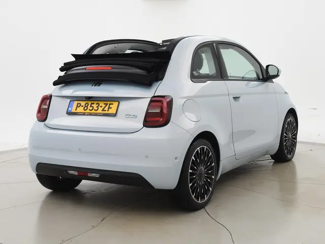 Fiat 500e 42 kWh Aut. *CELESTIAL BLUE* + STOELVERW. | CAMERA | 17 INCH | APPLE CARPLAY