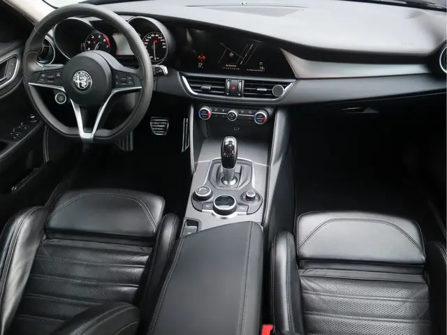 Alfa Romeo Giulia 2.0T Super Adaptive CC / Navi/ Camera /Pdc / Carplay /Stoel/Stuurverw / Automaat G...