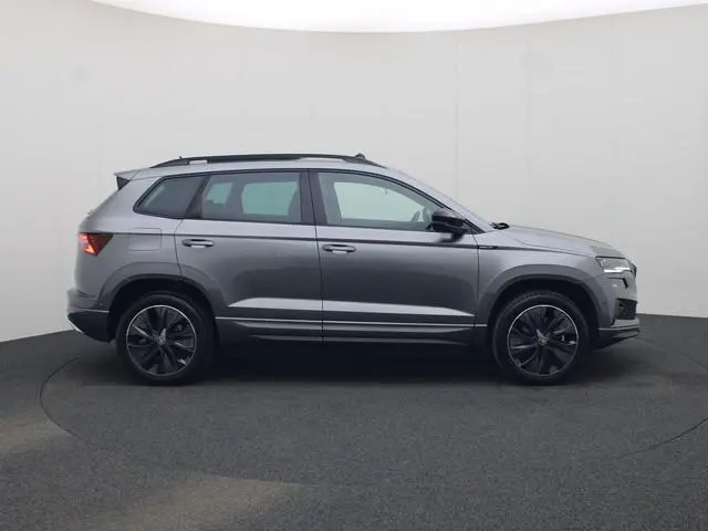 Skoda Karoq 1.5TSI/150PK ACT Sportline DSG · Panoramadak · 360°Camera + Parkeersensoren · Navigatie...