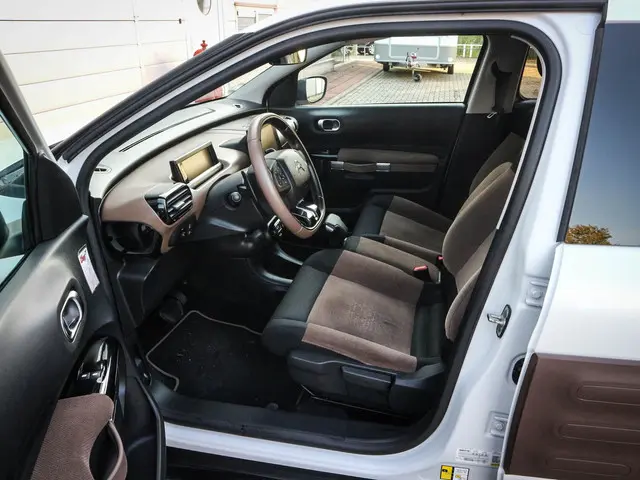 Citroën C4 Cactus 1.2 e-VTi Shine | Clima | Cruise | Navi | 17 inch | Pdc | Allseason |