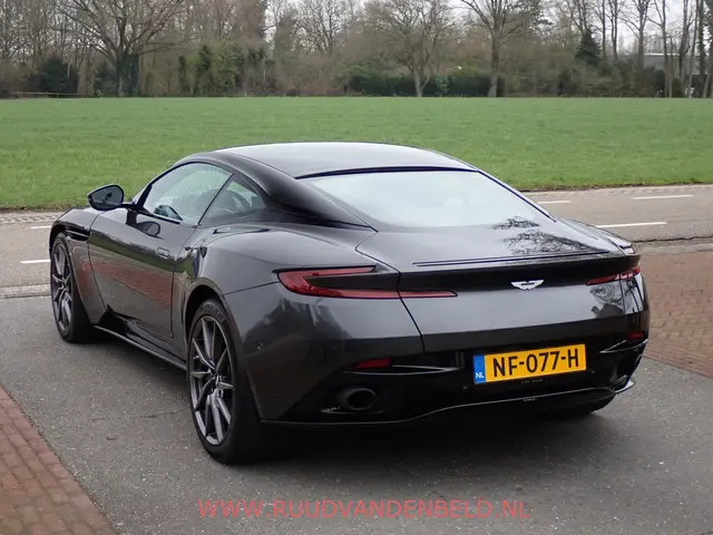 Aston Martin DB11