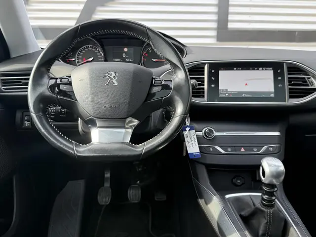 Peugeot 308 SW 1.2 PureTech Allure 2e Eigenaar|Navi|Clima|Pano|Cruise|Carplay|PDC V+A|D-riem vv in 2...