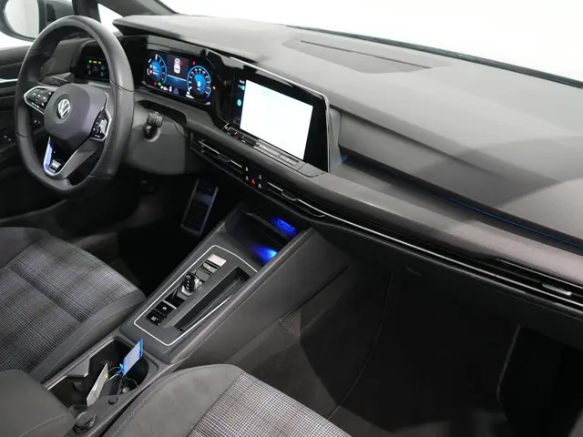 Volkswagen Golf 1.4 eHybrid OPF DSG GTE | Mistlampen | Camera | ACC | Winterpakket | 18inch