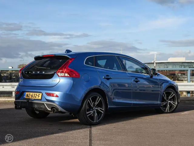Volvo V40 2.0 D3 150 PK Business Sport R-Design Panoramadak Harman Kardon LED Standkachel Trekhaak Stoelverwarming 18"