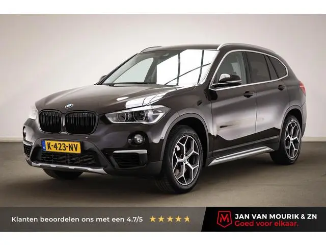BMW X1 sDrive20i High Executive | LED | LEDER | STUUR / STOEL- VERWARMING | TREKHAAK | 18"