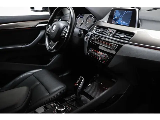 BMW X1 sDrive20i High Executive | LED | LEDER | STUUR / STOEL- VERWARMING | TREKHAAK | 18"