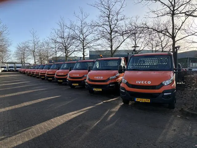 Iveco Daily 35C14 2.3 375 Laadklep 500kg Trekhaak 3500kg trekgewicht Airco 2-Persoons Open laadbak P...