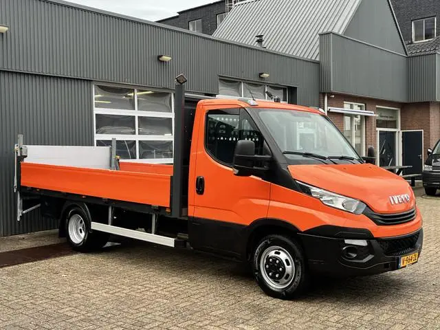 Iveco Daily 35C14 2.3 375 Laadklep 500kg Trekhaak 3500kg trekgewicht Airco 2-Persoons Open laadbak P...