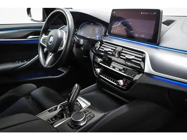 BMW 5-serie 530e xDrive M-Sport | SOH 90% | STUURVERWARMING | DAB | APPLE | CAMERA | TREKHAAK