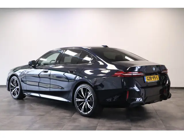 BMW 5-serie 530e M Sport Edition Panoramadak Head-up Harman/Kardon 24 maanden garantie mogelijk (*vr...
