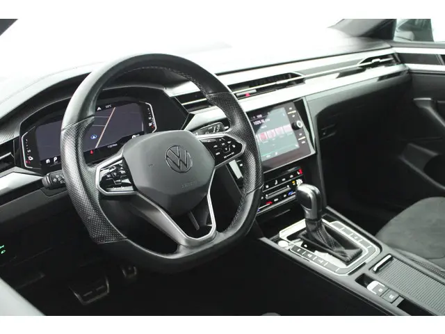 Volkswagen Arteon Shooting Brake 1.4 TSI eHybrid 218pk R-Line Business+ Panoramadak DCC Camera Stuur...