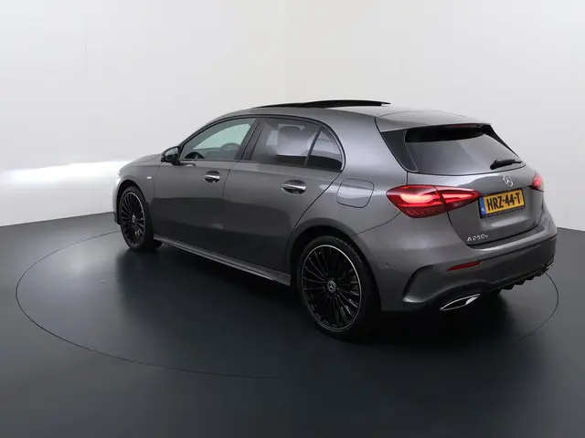 Mercedes-Benz A-klasse 250e AMG // istronic // Panoramadak // Headup // 360 Camera // 19" // Carplay...