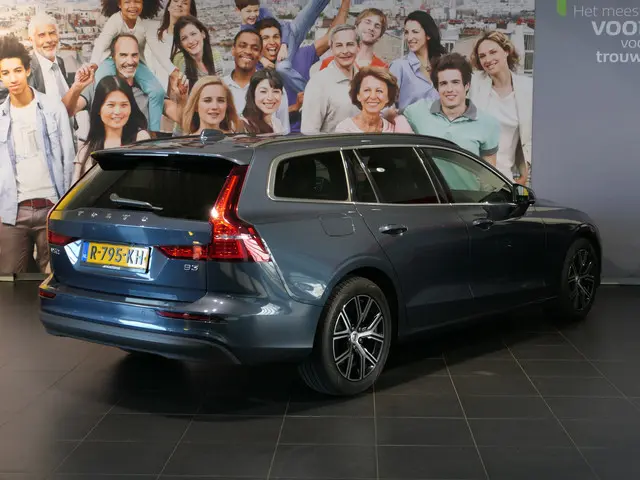 Volvo V60 2.0 B3 Core  - Occasion Lease vanaf €664 p/m - Verwarmde voorruit / (achter)stoelen & stuu...