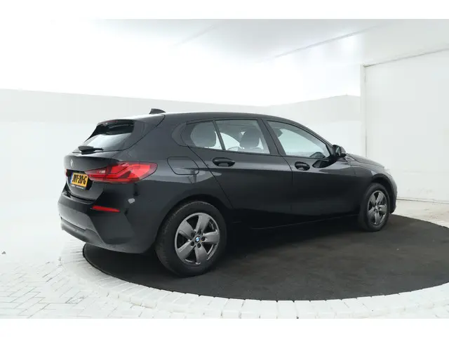 BMW 1-serie 116d High Executive 5 Deurs hb, Navigatie, Climate