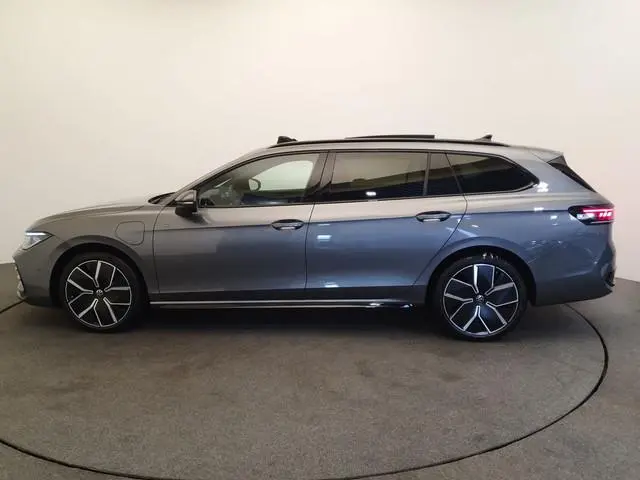Volkswagen Passat Variant 1.5 eHybrid 272pk DSG/AUT R-Line Wegklapbare trekhaak, Harman/Kardon, Lede...