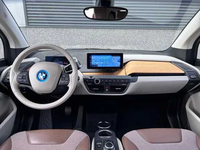 BMW i3 Executive 120Ah 42 kWh/Lodge/*Kashmir Silver*/2xAdaptive/Carplay/W-pomp/3-Fase