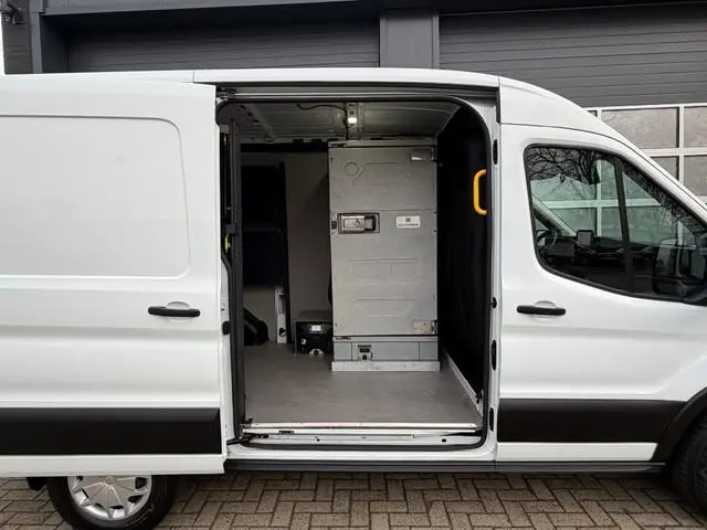 Ford Transit 350 2.0 TDCi 130PK L2H2 / Laadlift / Koeling / NL Auto NAP / Zonnepanelen / Navi / Koel...