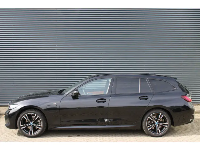 BMW 3-serie Touring 330e M-Sport Laser Leer-Vernasca Harman-Kardon Elekt.-Trekhaak Adaptive-Cruise