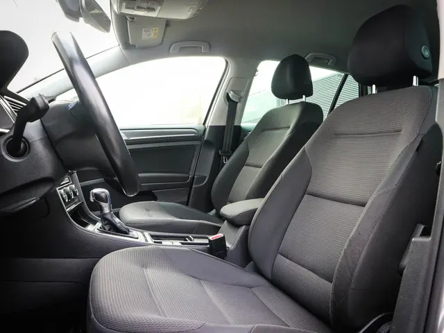 Volkswagen e-Golf e-Golf | Clima | Cruise | Navi | Pdc | 17 Inch | Led | Pdc voor/achter | 12