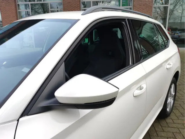 ŠKODA Kamiq 1.0 TSI Sport Business Achteruitrijcamera - P.sensoren V+A - Climatronic - DAB