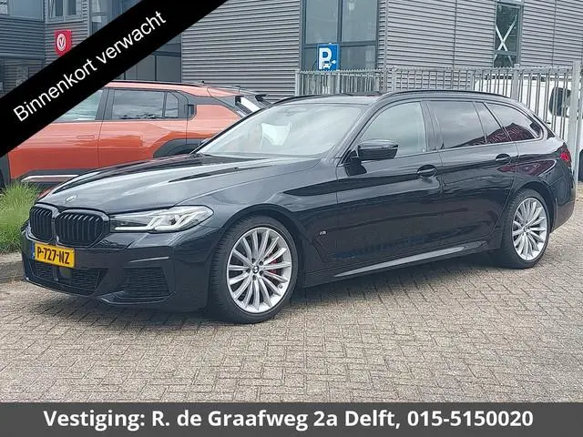 BMW 5-serie Touring 530i Business Edition Plus | Schuif-/Kanteldak | Navigatie | Camera | Leder |