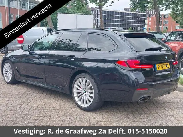 BMW 5-serie Touring 530i Business Edition Plus | Schuif-/Kanteldak | Navigatie | Camera | Leder |
