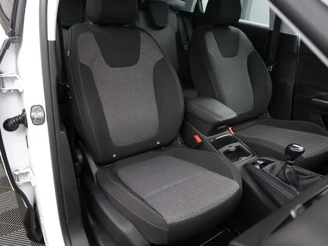 Opel Grandland X 1.2 Turbo Business Executive- Carplay, Lane Assist, Park Assist, Navi, Cruise, Clim...
