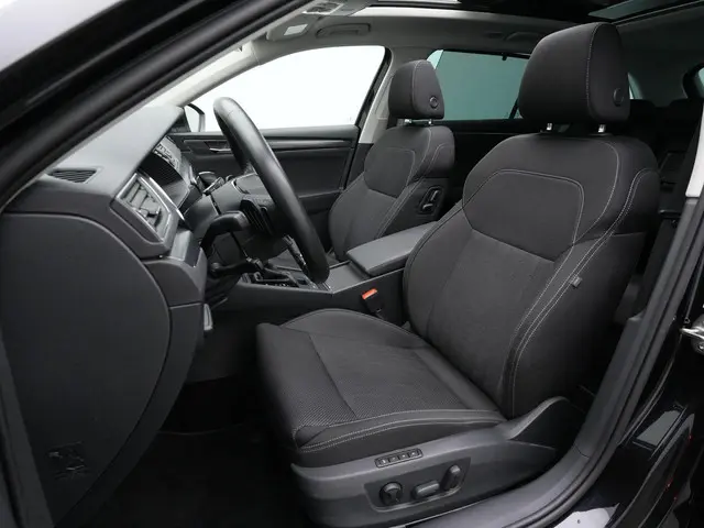 Skoda Superb 1.4 TSI 218 pk iV Style | Panoramadak | Trekhaak | Navigatie Columbus | Geheugenstoel |...