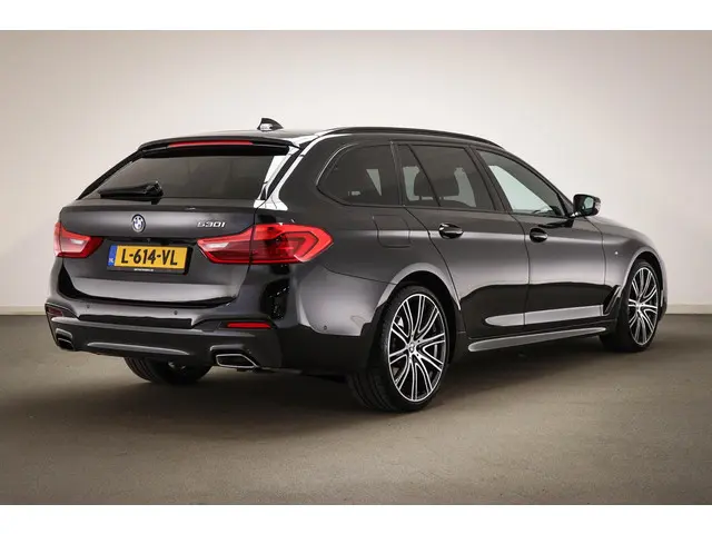 BMW 5-serie Touring 530i M-Sport High Executive | PANORAMADAK | HOUTAFWERKING | STUURVERWARMING | 36...
