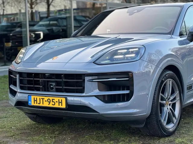 Porsche Cayenne Coupé 3.0 E-Hybrid Sport design / ACC / 360 Camera / PANO / NW MOEL
