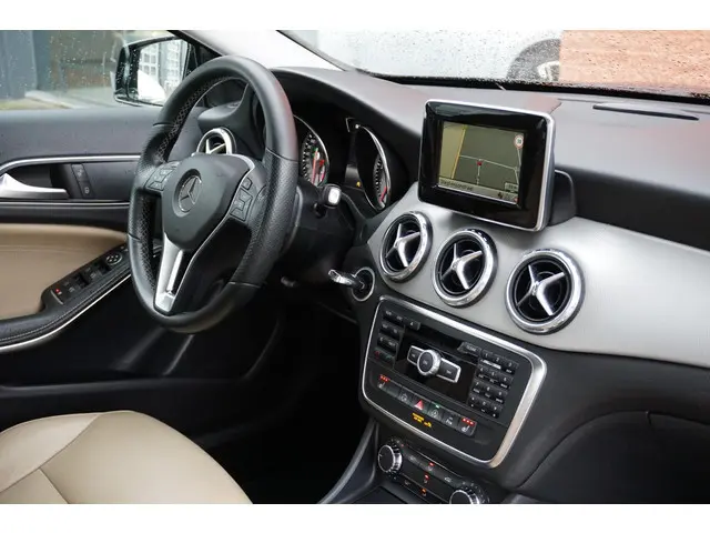 Mercedes-Benz GLA-klasse 180 Ambition + STOELVERWARMING / LEDER / TREKHAAK