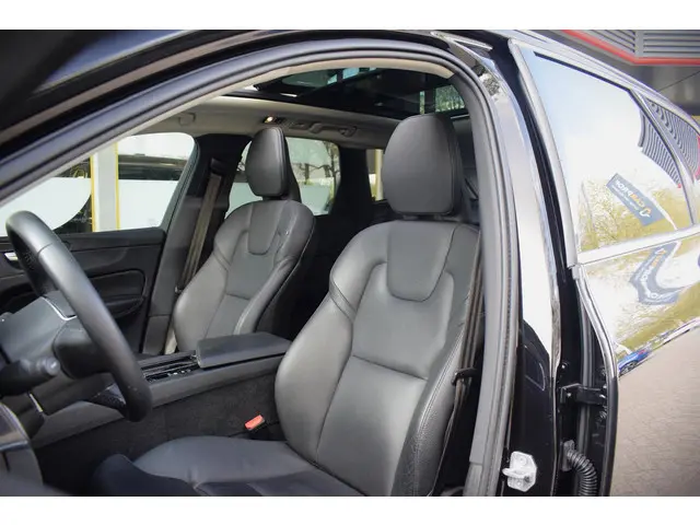 Volvo XC60 2.0 T8 Plug-in hybrid AWD Inscription |CAMERA|PANO