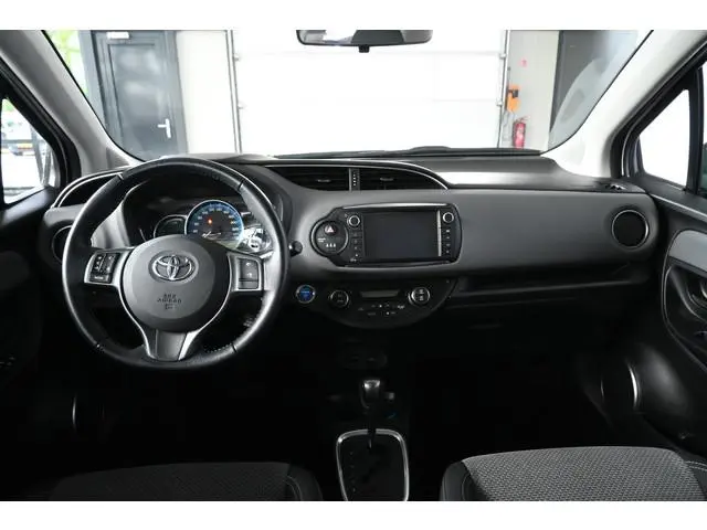 Toyota Yaris 1.5 Hybrid Trend Bi-Tone Clima Navigatie Trekhaak PDC Cruise control 100% Onderhouden!...