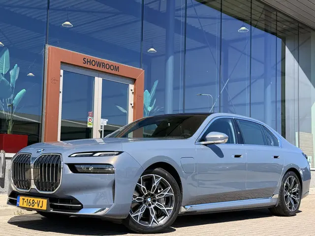 BMW 7-serie 750e xDrive | Bowers & Wilkins | 360 | SkyLounge | Leder | Trekhaak | Rolscherm | Achter...