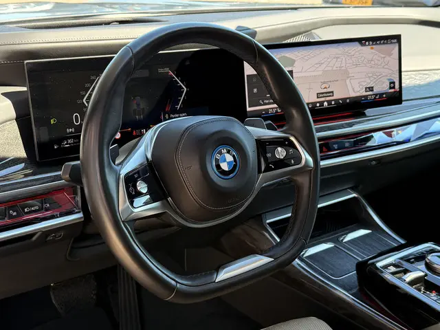 BMW 7-serie 750e xDrive | Bowers & Wilkins | 360 | SkyLounge | Leder | Trekhaak | Rolscherm | Achter...