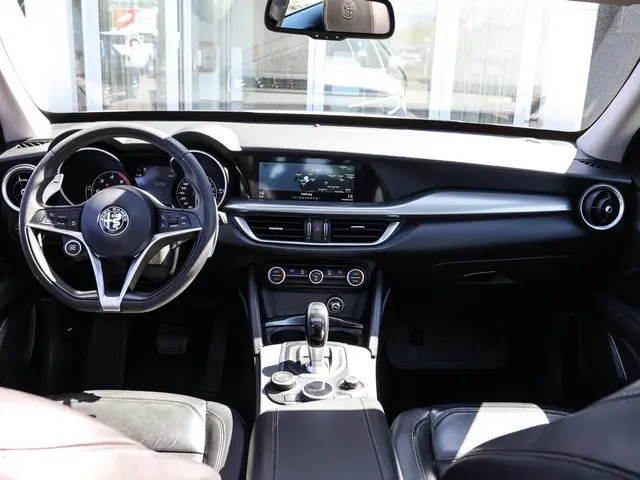 Alfa Romeo Stelvio 2.2d Super | Pano-dak | Lederen bekleding | Schakelflippers | NL auto |