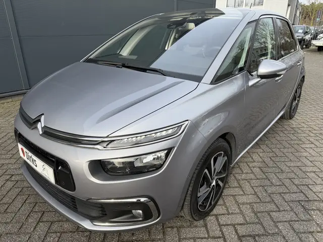 Citroën C4 SpaceTourer 130pk Shine (Camera - Keyless Entry - Parkeersensoren V+A - Navigatie - Apple...