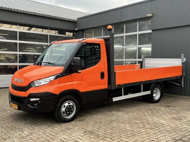 Iveco Daily 35C14 2.3 375 Laadklep 500kg Trekhaak 3500kg trekgewicht Airco 2-Persoons Open laadbak P...