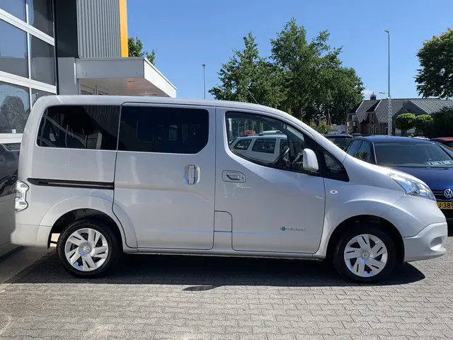 Nissan e-NV200 80KW 24 kWh Evalia 7-persoons Climate control Cruise control Navigatie Combi Personenbus Passenger Groepsvervoer Taxi Inclusief BTW en BPM !! Groen rijden Zero emmision Kombi Tourer Taxi