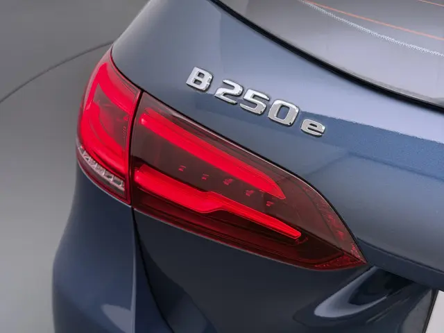 Mercedes-Benz B-klasse 250e Luxury // Trekhaak // Panorama dak // Camera // MultiBeam LED // Sfeerve...