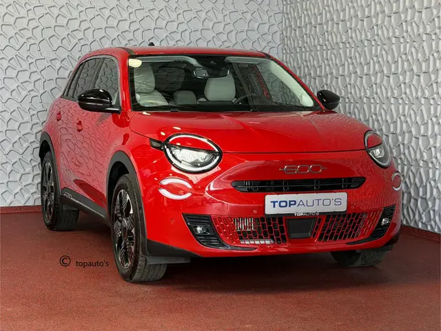 Fiat 600 1.2 HYBRID LA PRIMA CAMERA CARPLAY ADAP.CRUISE STOELVERW. ELEK.KLEP  LEER MASSAGE ELEK.STOE...