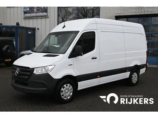Mercedes-Benz eSprinter 320 L2H2 RWD Pro 81kWh Snellader, Navigatie, Trekhaak, Winterpakket, Etc.