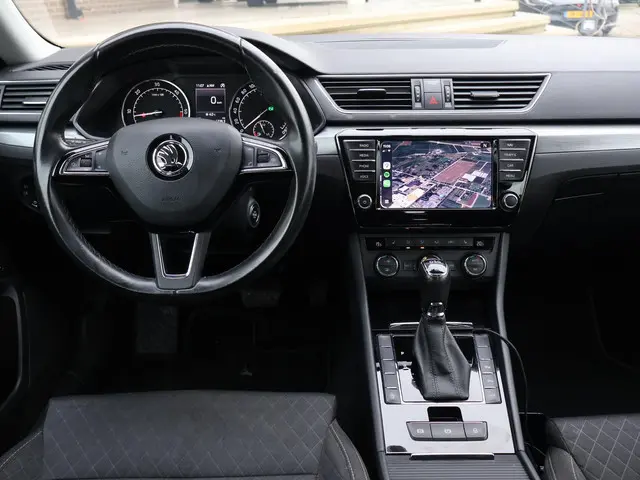Skoda Superb 1.6 TDI DSG + TREKHAAK | CANTON AUDIO | STOELVERW. | APPLE CARPLAY | CAMERA | MEMORY
