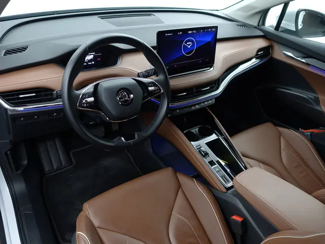 ŠKODA Enyaq iV 60+ Sportline- Warmtepomp, Design Leder Interieur, Sfeerverlichting, Standkachel, Xen...