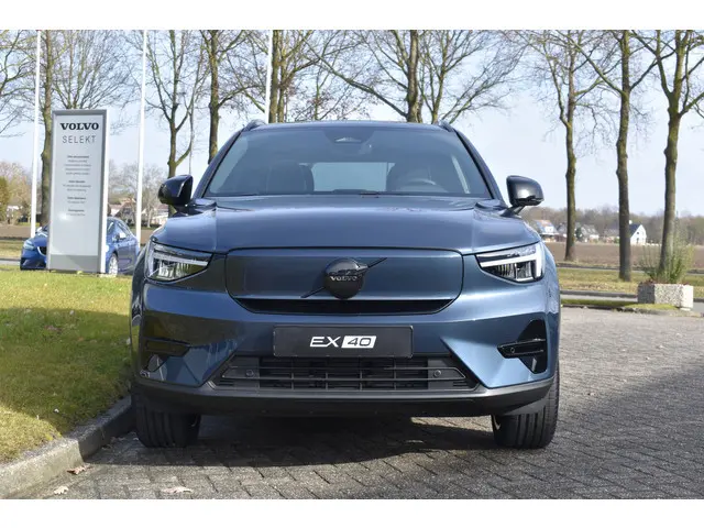 Volvo EX40 Extended Range 252PK Plus Black Ed. 82 kWh | Panodak | ACC | H&K | 20"LMV | Climate | Nub...